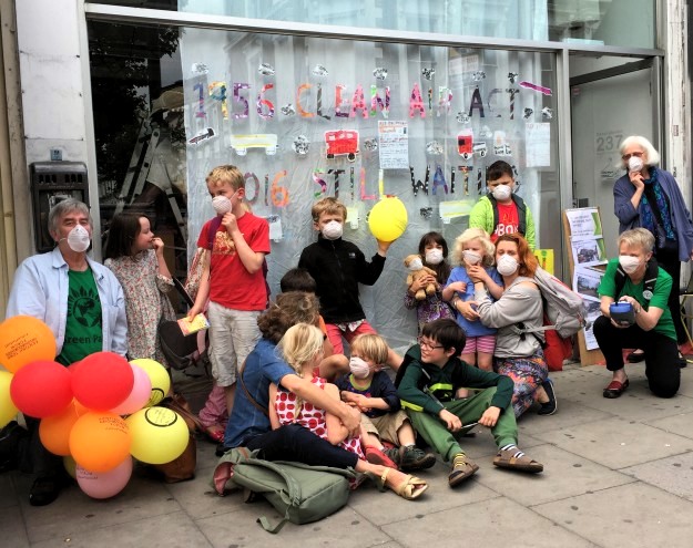 Residents and campaigners want clean air! Residents and campaigners want clean air!